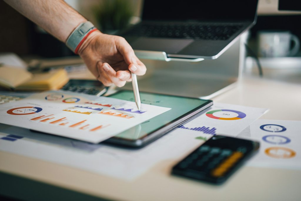 Vergleich der Gewinnwahrscheinlichkeiten zwischen Eurojackpot System und Normalschein